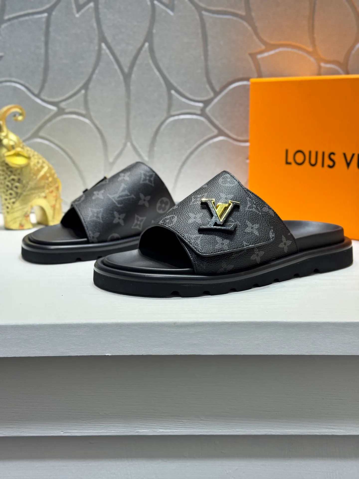 Men's Men's Shoes💰360 [New Style]🦇🦇Top Original [Louis Vuitton] Slippers for Couples👫Spring and Summer Style🎯🎯As an active family in the fashion industry ⭐ Lv takes bold innovation as its true nature ⚡Fabric and floral with hardware🔥Clean and neat ⚡Fashionable and elegant🌹Multiple colors available Size: 36-44 (45. Customized